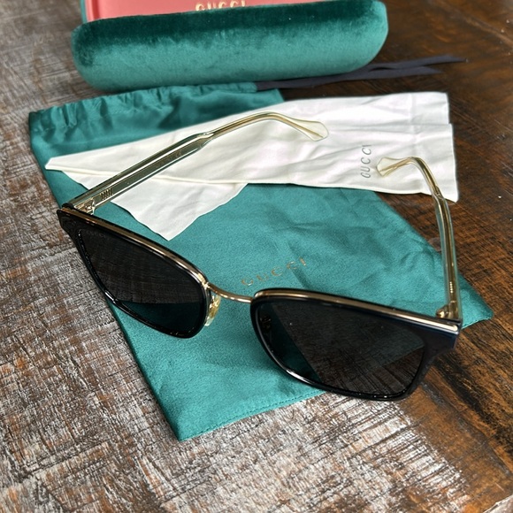 Gucci sunglasses worn once comes with case - Picture 4 of 8